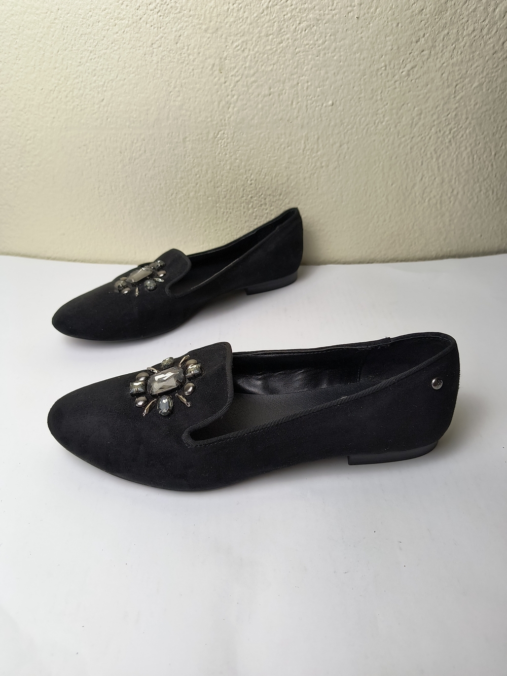 Simply Vera Vera Wang 9M Black Jeweled Suede Loafers